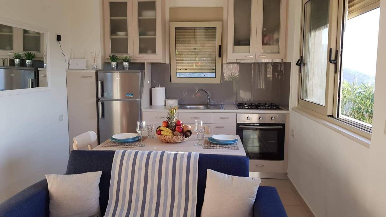 Marina Deluxe Apartments Istro Bagian luar foto