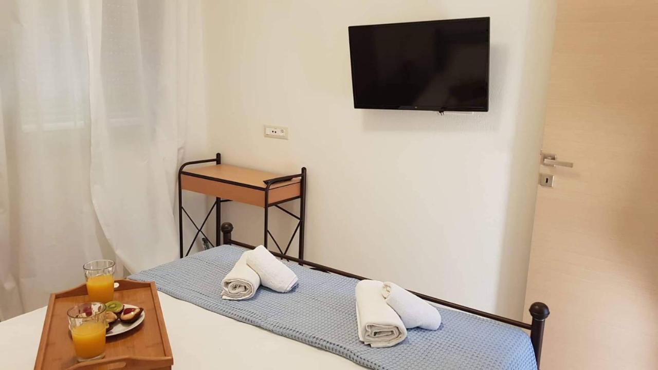 Marina Deluxe Apartments Istro Bagian luar foto