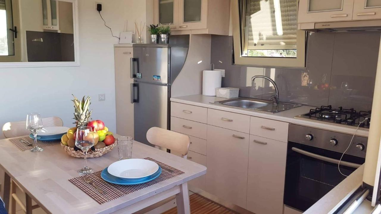 Marina Deluxe Apartments Istro Bagian luar foto